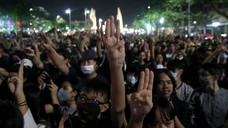 People shows three fingers salute during a rally in Bangkok. © Reuters / Soe Zeya Tun