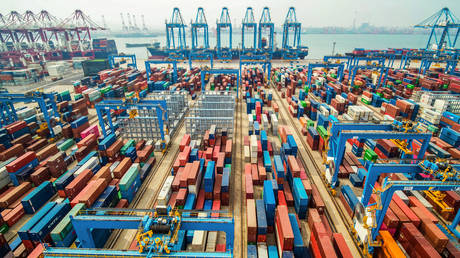 FILE PHOTO: A port in Qingdao in China's eastern Shandong province © AFP / STR