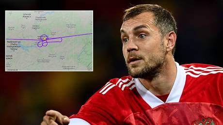 Russia captain Artem Dzyuba and the flight path drawn in his support. © Sputnik / flightradar24.com