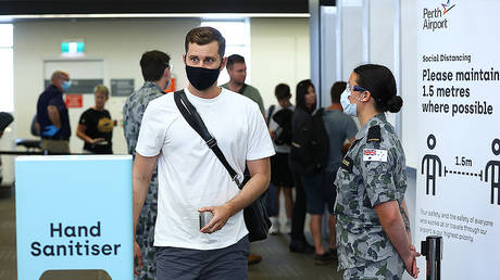 Passengers walk from the processing area after being temperature tested and having their G2G pass verified by WA Police on arrival at Perth Airport on November 14, 2020 in Perth, Australia © Getty Images / Paul Kane