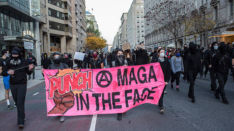 Anti-Trump demonstrators march to Black Lives Matter plaza while joining a counter protest against "Million MAGA March" in Washington, DC © Getty Images / Probal Rashid/LightRocket