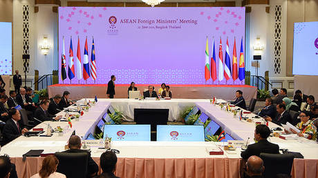 Participants attend ASEAN Foreign Ministers' meeting ahead of the 34th Association of Southeast Asian Nations (ASEAN) summit in Bangkok on June 22, 2019. © AFP / TANG CHHIN Sothy