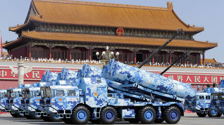 Military vehicles carrying shore-to-ship missiles drive past the Tiananmen Gate © AFP / POOL / JASON LEE