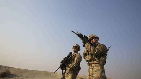 A US soldier uses the optic on his rifle to observe Afghans in the Laghman province of Afghanistan, December 15, 2014 © Reuters / Lucas Jackson