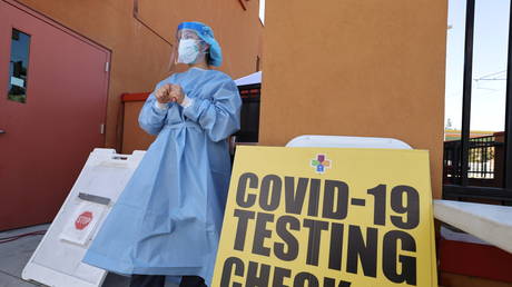 A COVID-19 testing site in East Los Angeles, California, U.S., November 10, 2020. © REUTERS/Lucy Nicholson