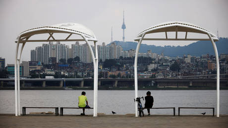 People rest as they keep social distancing amid the coronavirus disease pandemic at a Han River park in Seoul, South Korea, September 9, 2020. © Reuters / Kim Hong-ji