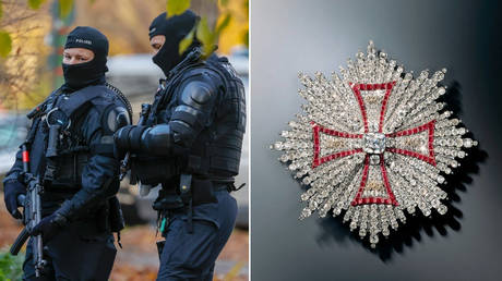 (L) Police officer during a raid in Berlin on November 17, 2020. © AFP / Odd Andersen; (R) A jewelry piece that was stolen from the Green Vault Museum in Dresden on November 25, 2020. © AFP / Green Vault / Juergen Karpinski