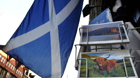 FILE PHOTO: Postcards and a Scottish flag are displayed outside a Scottish souvenir shop in Edinburgh, Scotland. © REUTERS / David Moir