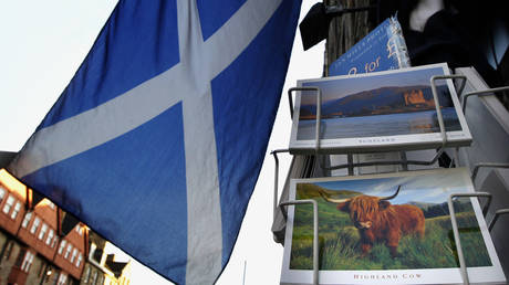 FILE PHOTO: Postcards and a Scottish flag are displayed outside a Scottish souvenir shop in Edinburgh, Scotland. © REUTERS / David Moir