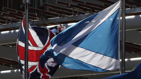The Union flag and The Scottish Saltire fly at the Scottish Parliament, Edinburgh, United Kingdom (FILE PHOTO) © REUTERS/Russell Cheyne
