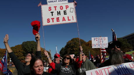 People rally in support of U.S. President Donald Trump outside the State Capitol building hours after news media declared Joe Biden to be the winner of the 2020 U.S. presidential election, in Harrisburg, Pennsylvania, U.S., November 7, 2020. © REUTERS/Leah Millis