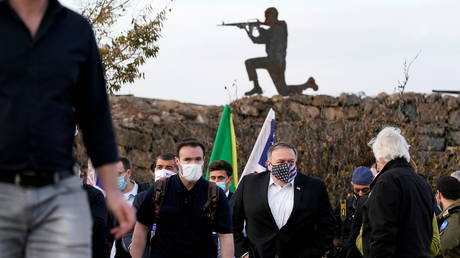 US Secretary of State Mike Pompeo departs a security briefing on Mount Bental in the Israeli-occupied Golan Heights on November 19, 2020. © Pool via REUTERS / Patrick Semansky