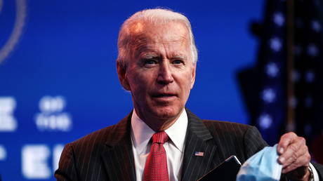 Democratic presidential candidate Joe Biden concludes his remarks to reporters following an online meeting with members of the National Governors Association (NGA) executive committee in Wilmington, Delaware, U.S., November 19, 2020. © REUTERS/Tom Brenner