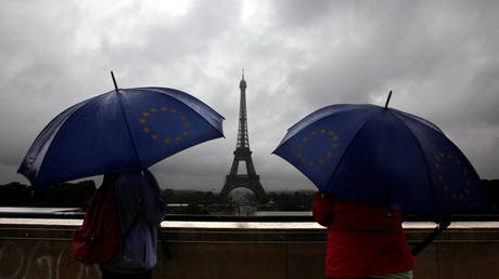 FILE PHOTO: Tourists in front of the Eiffel tower, Paris, France © Reuters / Eric Gaillard