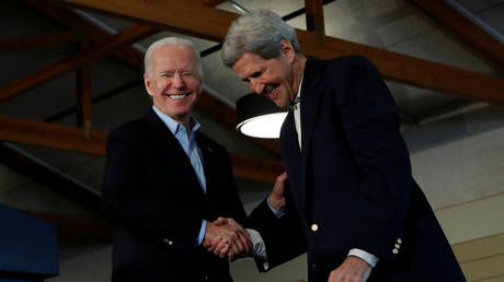 Joe Biden shakes hands with John Kerry during a campaign event in Cedar Rapids, Iowa, December 6, © Reuters / Shannon Stapleton