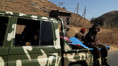 FILE PHOTO Members of Ethiopian National Defense Force ride on their pickup truck as they head to mission, in Sanja, Amhara region near a border with Tigray, Ethiopia November 9, 2020. © REUTERS/Tiksa Negeri