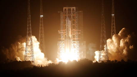 The Long March-5 Y5 rocket, carrying the Chang'e-5 lunar probe, takes off from Wenchang Space Launch Center, in Wenchang, Hainan province, China, November 24, 2020.