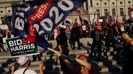 Biden supporters face off against Trump supporters at Pennsylvania's State Capitol, November 7, 2020 © Reuters / Leah Millis