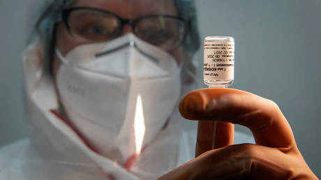 A nurse prepares Sputnik-V vaccine for inoculation. © Reuters / Tatyana Makeyeva