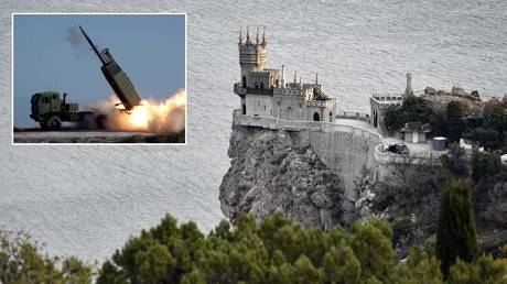 The reconstruction of the Palace-castle "Swallow's nest" near Yalta, which has the status of a Federal cultural monument, has been completed. © Sputnik / Constantine Michalczewski; (inset) M142 High Mobility Artillery Rocket System © Wikipedia