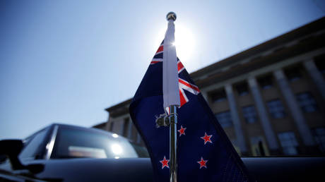 A state car with a New Zealand flag (FILE PHOTO) © REUTERS/Jason Lee