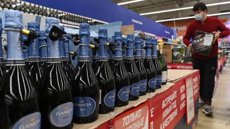 Pressure group &lsquo;Sober Russia&rsquo; wants to ban booze sales over New Year holiday to ease pressure on health services