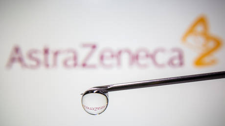 FILE PHOTO: AstraZeneca's logo is reflected in a drop on a syringe needle (FILE PHOTO) © REUTERS/Dado Ruvic/File Photo