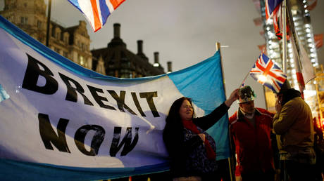 A woman waves a British flag on Brexit day in London, Britain January 31, 2020. © Reuters / Henry Nicholls