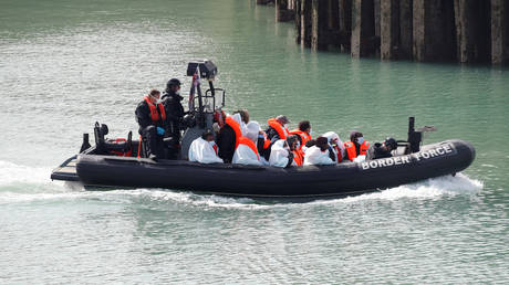 Border Patrol agents bring migrants into Dover harbour on a boat, after they tried to cross the Channel. © Reuters / Matthew Childs