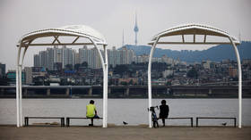 Paris garbage collectors BURN bins & block street in strike over working conditions (VIDEOS)