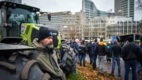 Irate Dutch farmers clog roads in major tractor protest over government’s climate change policy (VIDEOS)