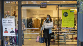 Masks on ‘busy streets’ & at work: Ireland issues stricter guidelines on face coverings ahead of holiday season