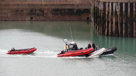 FILE PHOTO: Border Patrol agents take dinghies into Dover harbour, after migrants tried to cross the channel, in Dover, Britain. © REUTERS / Matthew Childs