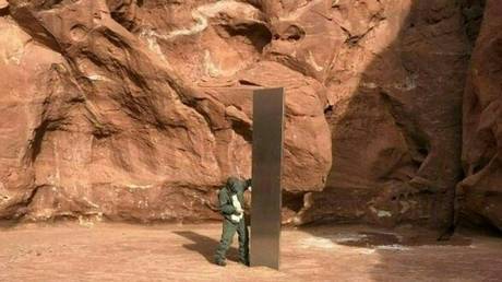 An official inspects the Utah monolith, in this screengrab of a video from the Utah Department of Public Safety, November 24, 2020 © Reuters / Utah Department of Public Safety