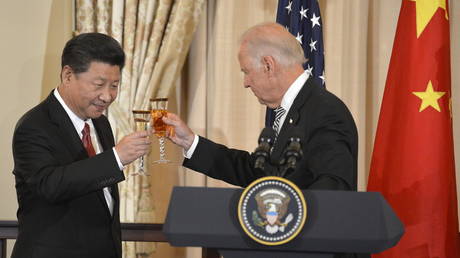 FILE PHOTO: Xi Jinping (L) and Joe Biden raise their glasses in a toast during a luncheon at the State Department, in Washington, September 25, 2015