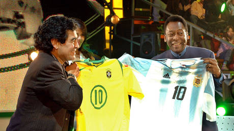 Maradona exchanges shirts with Brazilian former player Pele © REUTERS / Handout-Prensa
