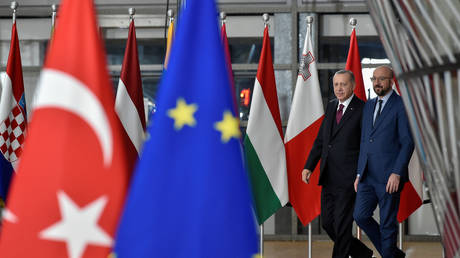 FILE PHOTO: EU Council President Charles Michel (R) arrives with Turkish President Tayyip Erdogan before a meeting with European Commission President Ursula von der Leyen at the EU headquarters in Brussels, Belgium. © Pool via REUTERS / John Thys