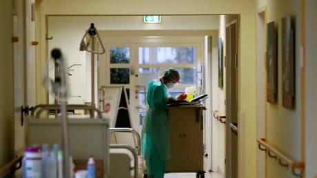 A nurse checks medical files at a hospital in Berlin. November 2020. © Reuters / Fabrizio Bensch