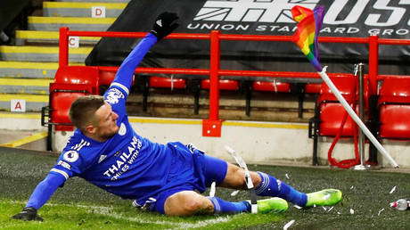 Leicester striker Jamie Vardy celebrated by a corner flag after scoring for Leicester at Sheffield United in the Premier League © Jason Cairnduff / Reuters