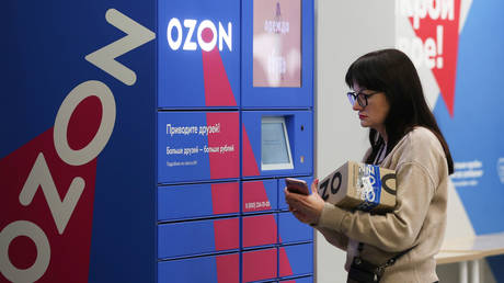 FILE PHOTO: The pick-up point of the Ozon online retailer in Moscow, Russia  © Reuters / Evgenia Novozhenina