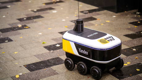 Your order, Sir! Robots start delivering restaurant meals in Moscow (PHOTOS, VIDEOS)