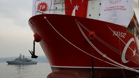 Turkish Navy frigate TCG Fatih is seen next to drilling vessel Yavuz at Dilovasi port in the western city of Kocaeli, Turkey, June 20, 2019. © Reuters / Murad Sezer