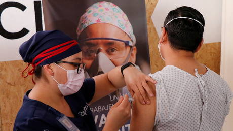 FILE PHOTO A volunteer receives an injection from a medical worker from Chinese pharmaceutical company CanSino Biologics Inc. for a late stage-trial against the coronavirus disease (COVID-19), in Oaxaca, Mexico November 6, 2020. © REUTERS/Jorge Luis Plata