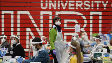 People carry out asymptomatic testing using lateral flow antigen at a test centre at Edinburgh University ahead of students being allowed to travel home for the Christmas holidays. © Getty Images / Andrew Milligan/PA Images