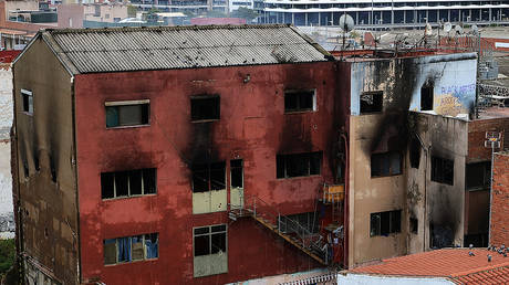 Blaze at Barcelona warehouse squat kills at least 2, leaves 19 injured (VIDEOS, PHOTOS)
