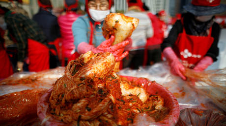People take part in the Seoul Kimchi Festival in central Seoul, South Korea, November 2017. © Reuters / Kim Hong-Ji