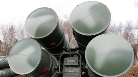 FILE PHOTO: An S-400 air defense missile system near Kaliningrad, Russia. March 2019. © Reuters / Vitaly Nevar