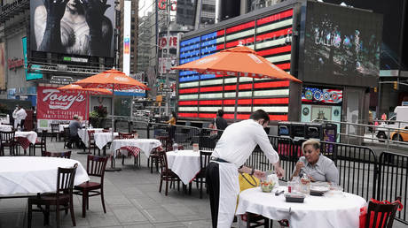 Outdoor dining in Times Square © Reuters / Carlo Allegri