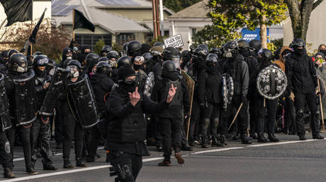 Olympia police declare a RIOT as one person shot in clashes between Proud Boys & Antifa in Washington state (VIDEOS)