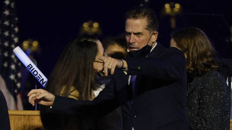 FILE PHOTO: Hunter Biden celebrates, after the news media announced that Biden has won the 2020 US presidential election. © REUTERS / Jim Bourg